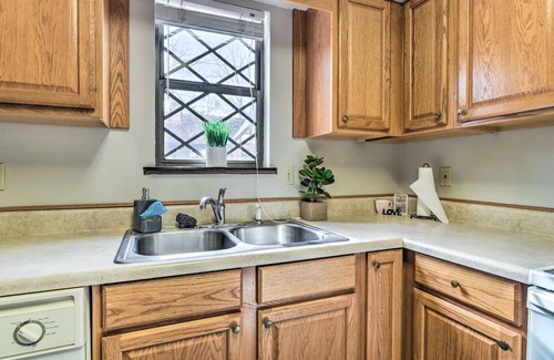 Burnsville Cabin | Charming Blue Ridge Cabin w/Mountain Views & Pool