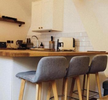 Hythe House | Charming, brand new townhouse near the sea