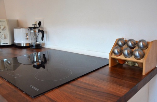 Linda-a-Velha House | Charming Brick Wall Studio with patio in Belem