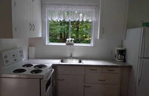 Gravenhurst Cottage | Charming & Bright Muskoka Lakefront Bay Cottage with 2 Kayaks