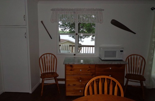 Gravenhurst Cottage | Charming & Bright Muskoka Lakefront Bay Cottage with 2 Kayaks