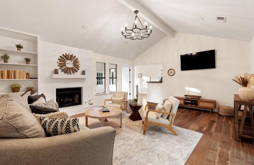 Round Rock House | Charming & Bright W Lounging Pool and Hot Tub