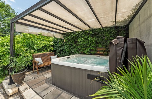 Oakville House | Charming bungalow centrally located in East Oakville