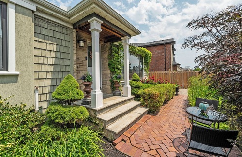 Oakville House | Charming bungalow centrally located in East Oakville
