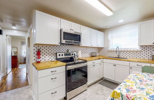 Twin Falls Apartment | Charming Bungalow - King Bed, office setup