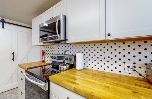 Twin Falls Apartment | Charming Bungalow - King Bed, office setup