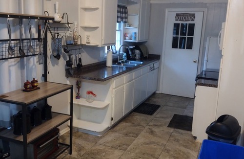 Rock Hill House | Charming Bungalow, Private Parking, 8 Mins to Downtown Rock Hill