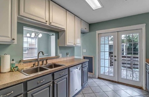 Lakeshore South House | Charming Bungalow - 10min to Downtown