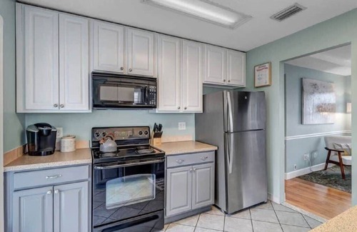 Lakeshore South House | Charming Bungalow - 10min to Downtown