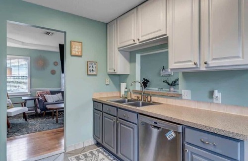 Lakeshore South House | Charming Bungalow - 10min to Downtown