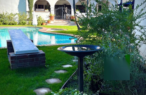 Windsor Square House | Charming bungalow with AC, exercise equipment, WiFi in marvelous Los Angeles