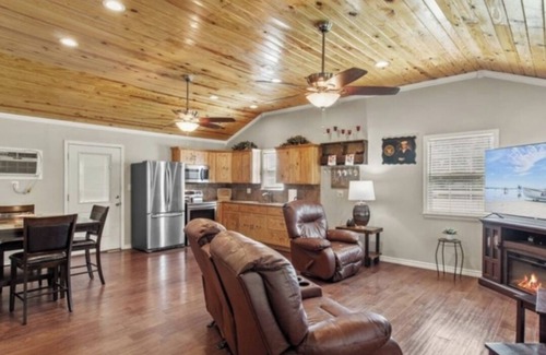 West Livingston House | Charming bungalow with WiFi and Hot Tub in peaceful Livingston