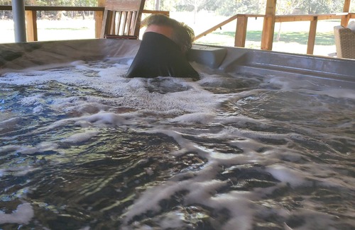 West Livingston House | Charming bungalow with WiFi and Hot Tub in peaceful Livingston