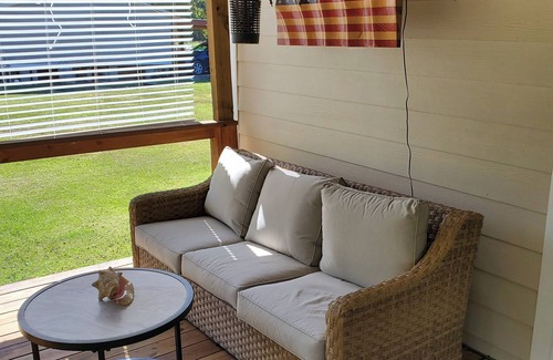 West Livingston House | Charming bungalow with WiFi and Hot Tub in peaceful Livingston
