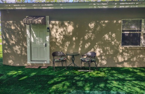 Sebring House | Charming bungalow with WiFi, AC