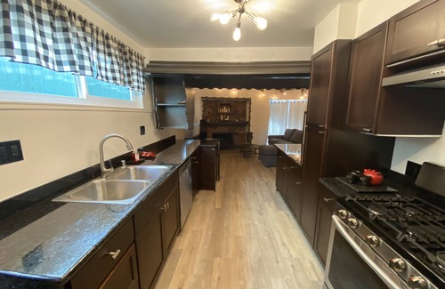 Burbank Cottage | Charming Burbank Cottage!