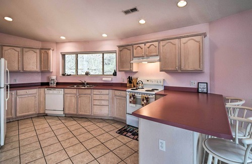 Burnsville Apartment | Charming Burnsville Apt w/Mountain Views & Deck!