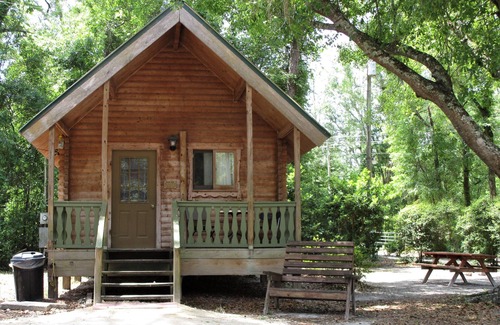 Mayo Cabin | Charming cabin 25 with 1 bedroom and Wi-Fi, fitness room, Pool in fabulous Mayo