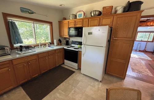Cedar Bushes Cabin | Charming Cabin 500 feet to beach