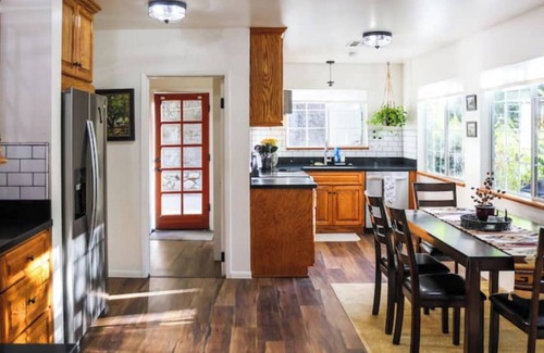 Silverado House | Charming cabin getaway in tranquil Silverado Canyon in the Santa Ana Mountains