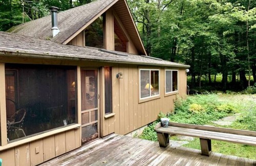 Sandisfield House | Charming Cabin in The Berkshires- Lake, Tennis, PickleBall, Hiking