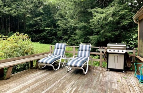 Sandisfield House | Charming Cabin in The Berkshires- Lake, Tennis, PickleBall, Hiking