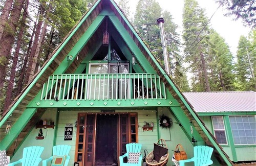 Peninsula Village Ski Chalet | Charming Cabin - Lake Almanor Peninsula - 2 blocks from the Lake!