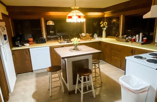 Higden Cabin | Charming Cabin! Minutes to Greers Ferry lake and Sugarloaf!