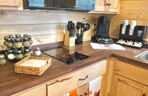 Jonesville Cabin | Charming Cabin near Ark Encounter with Loft