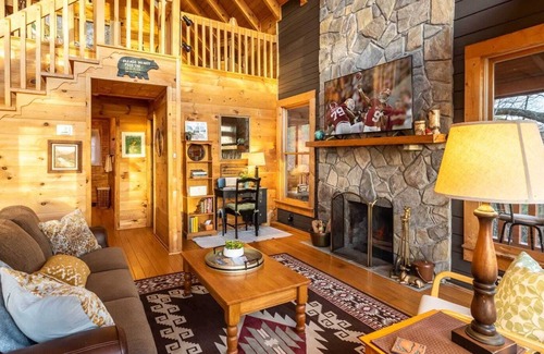 Purlear Cabin | Charming Cabin On 9 Acres & Near Waterfall