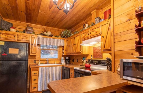 Purlear Cabin | Charming Cabin On 9 Acres & Near Waterfall