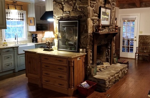 Burnsville Cabin | Charming Cabin Retreat Located in Beautiful Smoky Mountains with Outdoor Firepit