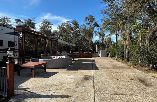 River Ranch RV Rental | Charming campsite in West Gate River Ranch with WiFi access