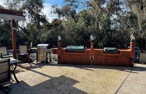 River Ranch RV Rental | Charming campsite in West Gate River Ranch with WiFi access
