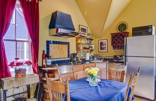 Longmont Condo | Charming Carriage House In Prospect New Town