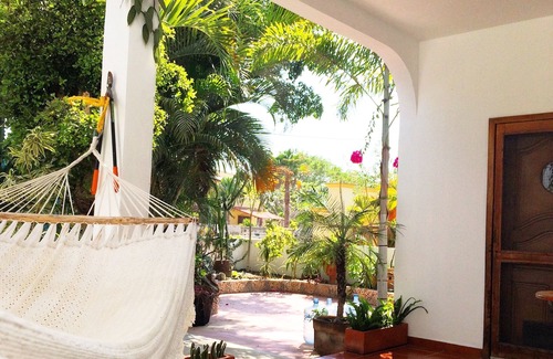 Emiliano Zapata House | Charming casa, 1 block to the beach- safe, quiet, excellent wifi, AC