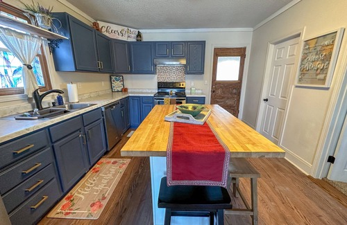 Rapid City House | Charming Centennial Cottage-Downtown!