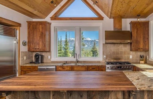 Saddle Ridge House | Charming Chalet! Amazing Views, Ski-In/Ski-out, Hot Tub, 7 Min Drive to Resort!