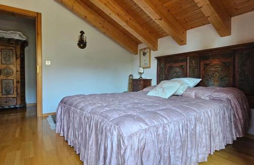 Lens Apartment | Charming Chalet Downtown