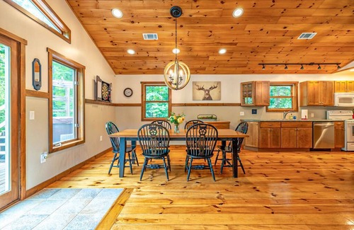 West Dover Ski Chalet | Charming Chalet w. Hot Tub - 1 mile to Mt. Snow