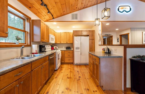 West Dover Ski Chalet | Charming Chalet w. Hot Tub - 1 mile to Mt. Snow