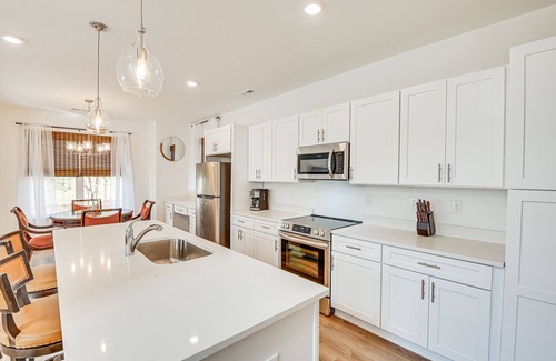 Hidden Valley House | Charming Charlotte Townhome: 6 Mi to Downtown!