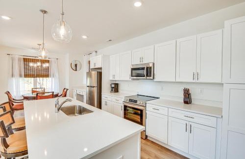 Hidden Valley House | Charming Charlotte Townhome 6 Mi to Downtown!