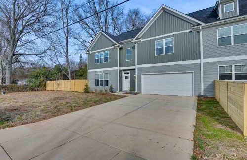 Hidden Valley House | Charming Charlotte Townhome 6 Mi to Downtown!