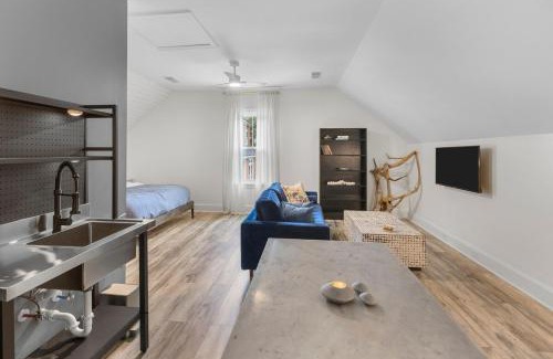 Charleston Apartment | Charming Chic Charleston & DI Loft Getaway