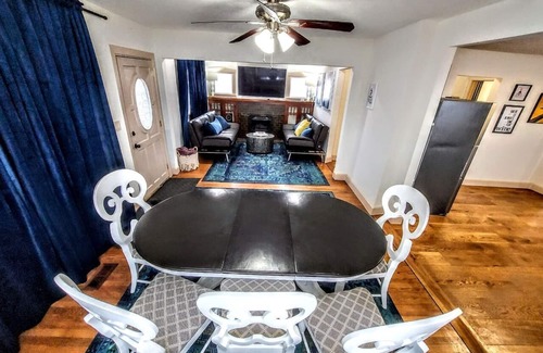 South Salt Lake Cottage | Charming City Cottage - 3 King Beds! Fiber Wifi!