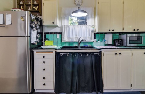 St. Johns Cottage | Charming City Cottage ~ 8 Mi to Downtown Portland!