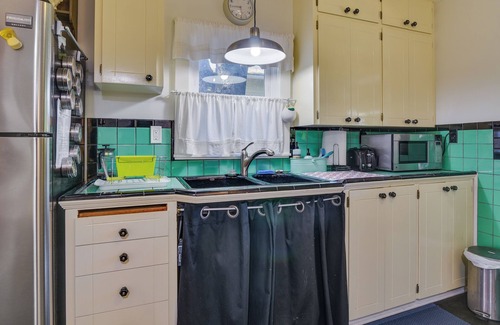 St. Johns Cottage | Charming City Cottage ~ 8 Mi to Downtown Portland!