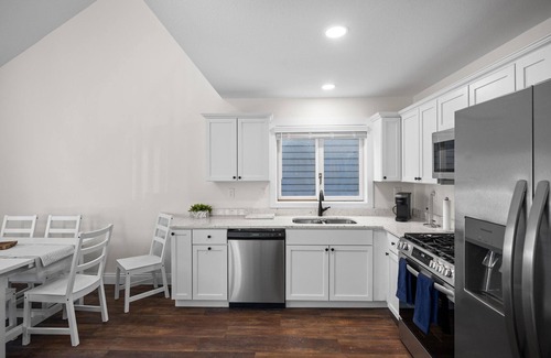 Lakeside Cottage | Charming cottage in Lakeside near Cherry Park and the lake!