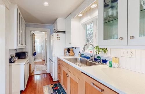 West Boothbay Harbor House | Charming coastal cottage with high-speed WiFi, furnished deck, gas grill, & dock